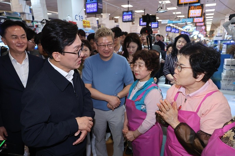 노량진 수산시장 상인들과 대화 나누는 김민석 더불어민주당 당대표 / 뉴스1