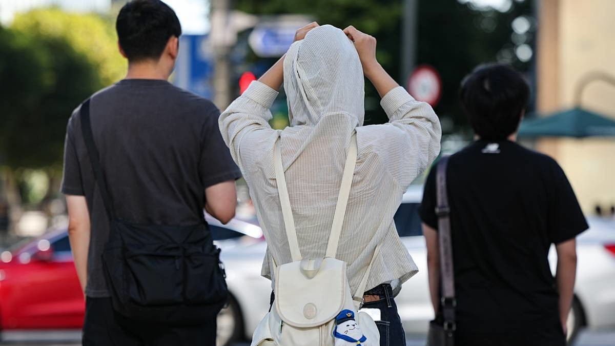 서울 아침 최저기온이 18도까지 떨어지는 등 큰 일교차가 예보된 8일 서울 종로구 광화문네거리에서 긴팔 옷을 입은 시민이 길을 지나고 있다 / 뉴스1