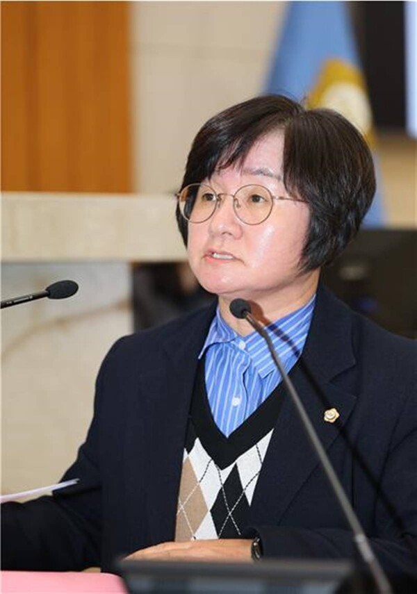포항시의회 의원들의 서면질의 자료가 외부 유출됐다는 논란이 일고 있는 가운데 김은주 시의원이 사실관계에 대한 포항시의 감사를 촉구하고 나섰다./포항시의회