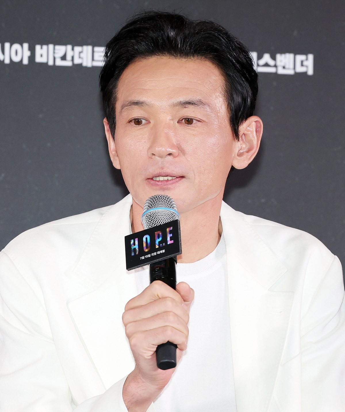 배우 황정민 모습. 기사 이해를 돕기 위한 자료 사진. 황정민을 스토킹한 혐의로 재판에 넘겨진 40대 여성이 벌금 600만 원 형을 선고받았다. 황정민 측은 공식 입장을 내고 '재판부는 이번 판결을 통해 피고인의 그간의 행위는 '소속 배우의 일상을 심각하게 침해해 온 행위'로서 명백한 스토킹 범죄에 해당함을 밝혔다. 어떠한 이유로도 타인의 삶을 위협하는 스토킹 행위가 정당화될 수 없음을 확인해 준 판단이라 생각하며 당사는 사법부의 판단을 깊이 존중한다'라고 밝혔다. / 뉴스1