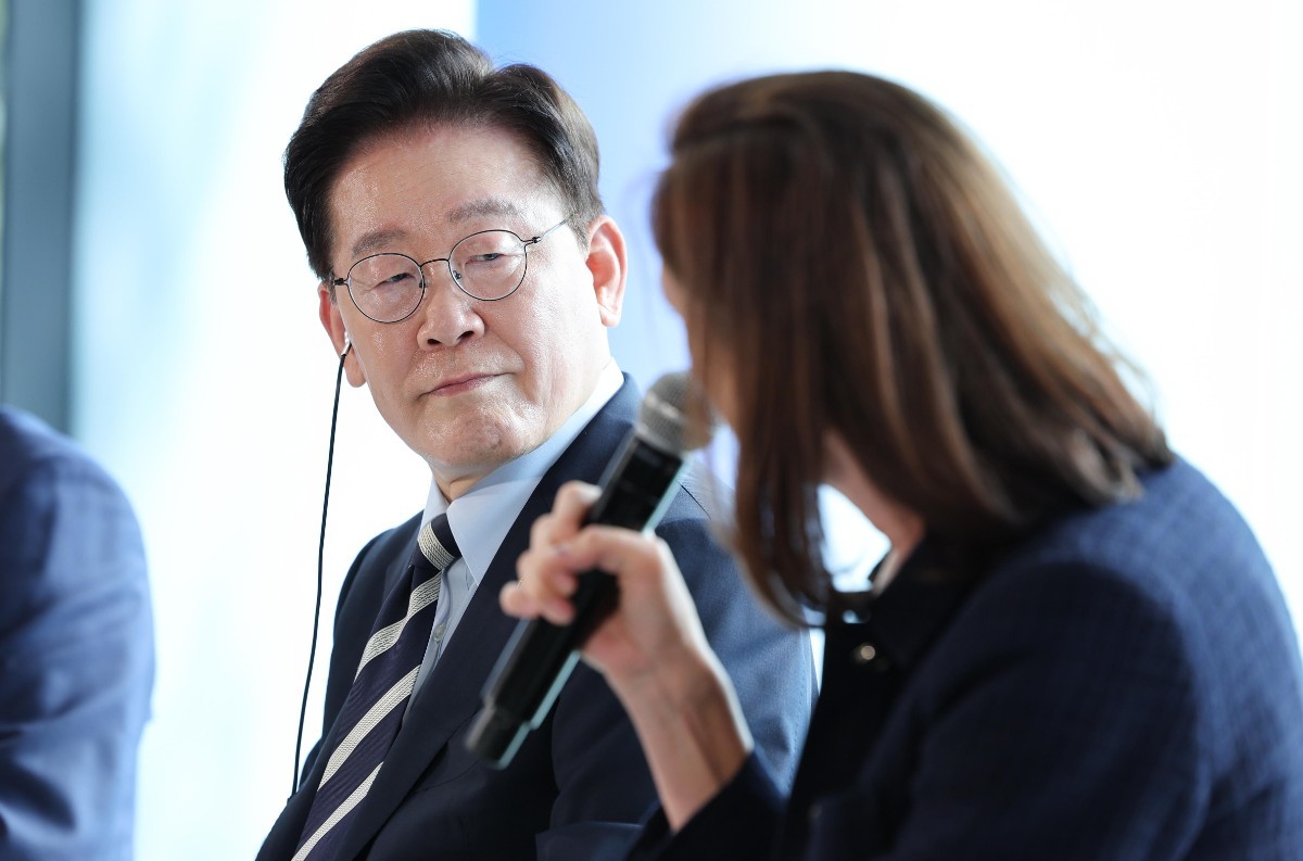 프랑스를 국빈 방문 중인 이재명 대통령이 7일(현지시각) 생폴드방스 매그 재단에서 열린 '뤼미에르 서밋' 영화/영상 관련 라운드테이블에서 참석자 발언을 듣고 있다. / 뉴스1