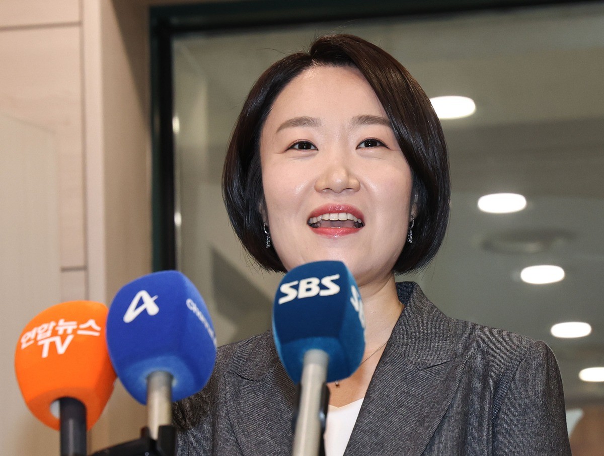 이소영 중소벤처기업부 장관 후보자가 8일 서울 영등포구 소상공인연합회에서 차담회를 마친 뒤 취재진의 질문에 답하고 있다. 이소영 후보자는 소상공인과 자영업자의 지속적인 경영 위기와 관련해 '산발적인 지원 정책이 아니라 자영업자에 대한 근본적인 대책이 필요하다'라고 강조했다. 이 후보자는 8일 서울 여의도 소상공인연합회를 방문한 뒤 취재진과 만나 '장관이 된다면 자영업자가 겪는 지속 불가능한 비용 구조를 개선할 수 있는 새로운 시도를 하고 싶다'라며 이렇게 밝혔다. / 뉴스1