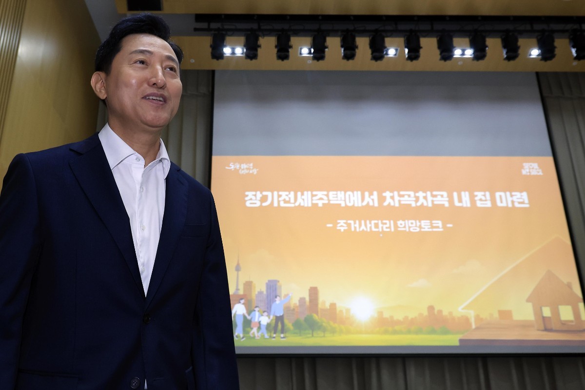 오세훈 서울시장이 8일 오전 서울시 중구 서울시청 대회의실에서 열린 '장기전세주택에서 차곡차곡 내 집 마련, 주거사다리 희망토크'에 참석하고 있다. / 뉴스1