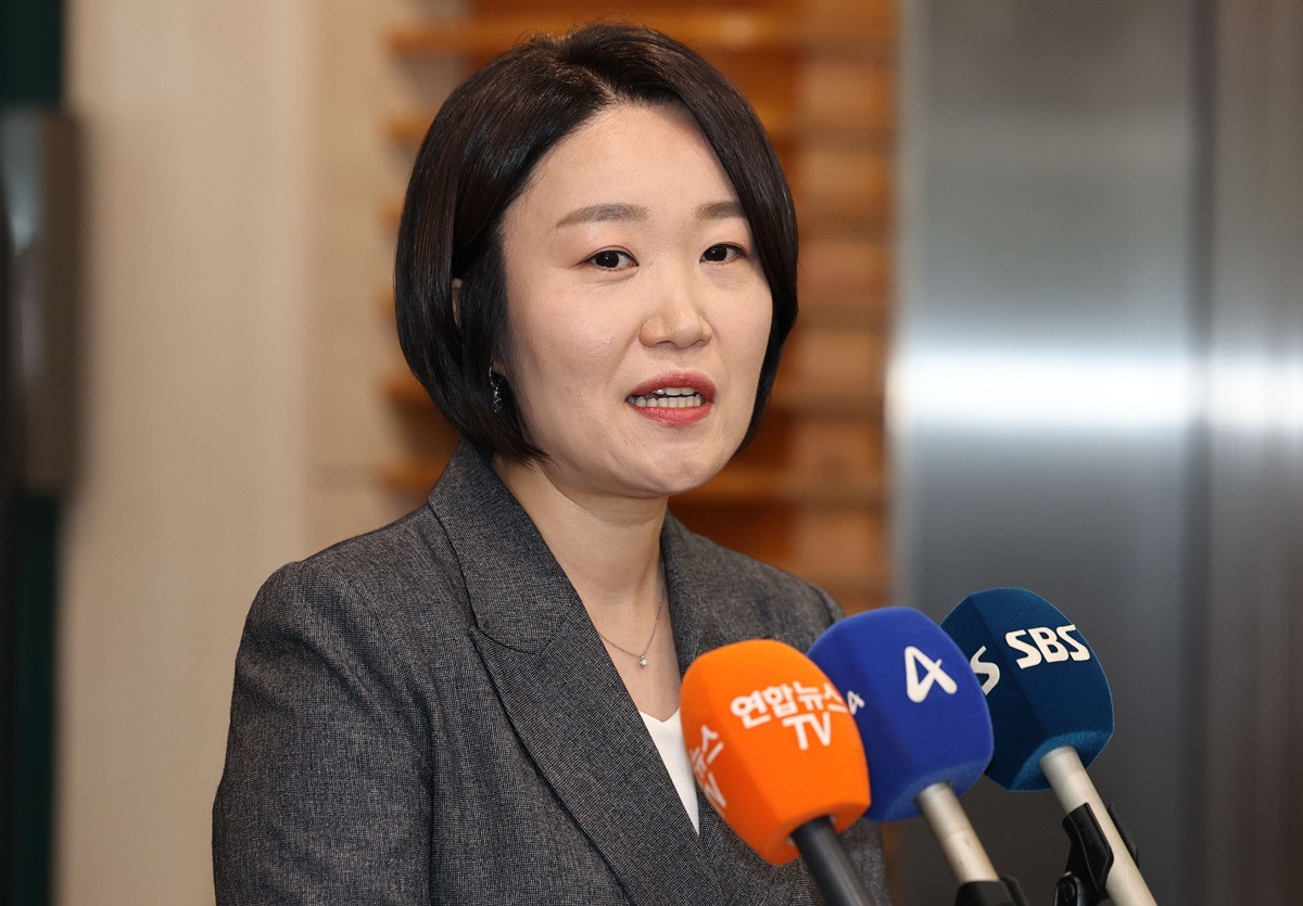 이소영 중소벤처기업부 장관 후보자가 8일 서울 영등포구 소상공인연합회에서 차담회를 마친 뒤 취재진의 질문에 답하고 있다. 이소영 후보자는 소상공인과 자영업자의 지속적인 경영 위기와 관련해 '산발적인 지원 정책이 아니라 자영업자에 대한 근본적인 대책이 필요하다'라고 강조했다. 이 후보자는 8일 서울 여의도 소상공인연합회를 방문한 뒤 취재진과 만나 '장관이 된다면 자영업자가 겪는 지속 불가능한 비용 구조를 개선할 수 있는 새로운 시도를 하고 싶다'라며 이렇게 밝혔다.     이 후보자는 본인의 지역구 내 광역·기초 의원 출마 희망자로부터 각종 후원금을 받았다는 보도에 대해서는 '기초적인 사실관계도 확인하지 않고 악의적인 방식으로 보도가 이뤄졌다'라고 반박했다.    / 뉴스1