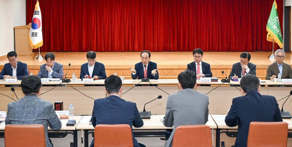 8일 대구시장이 대구시청 동인청사에서 확대간부회의를 주재하고 있다. / 대구시