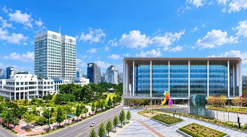 대전시청(왼쪽)과 충남도청(오른쪽) 전경/사진=AI생성