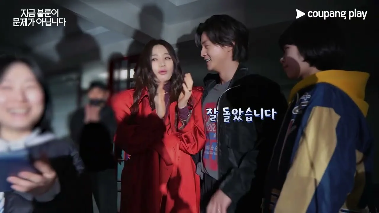 인플루언서 부부와 의사 부부, 불륜조차 하찮아지는 비밀 / 드라마 '지금 불륜이 문제가 아닙니다' 비하인드 영상 화면 (영상=쿠팡플레이 Coupang Play)