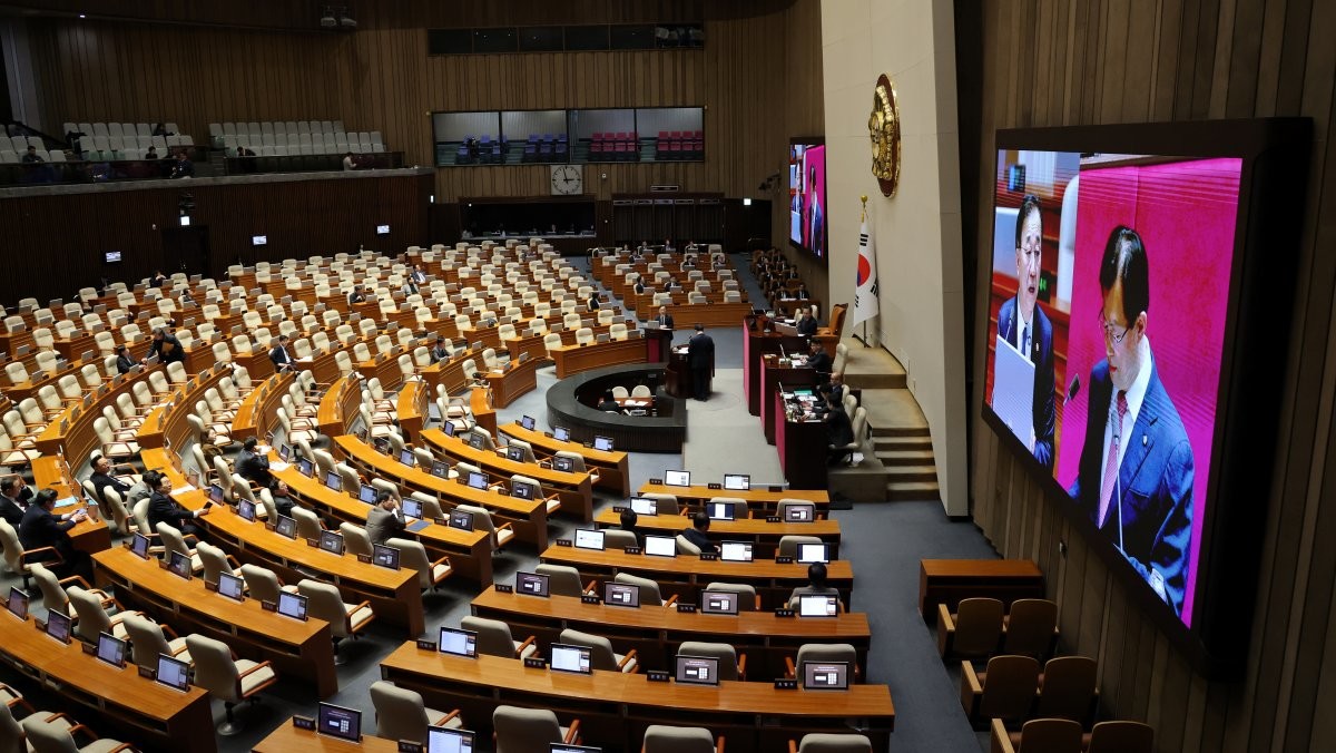 지난 2월 국회에서 열린 경제 분야 대정부질문에서 김윤덕 국토교통부 장관이 이만희 국민의힘 의원의 질의에 답하고 있다. / 뉴스1