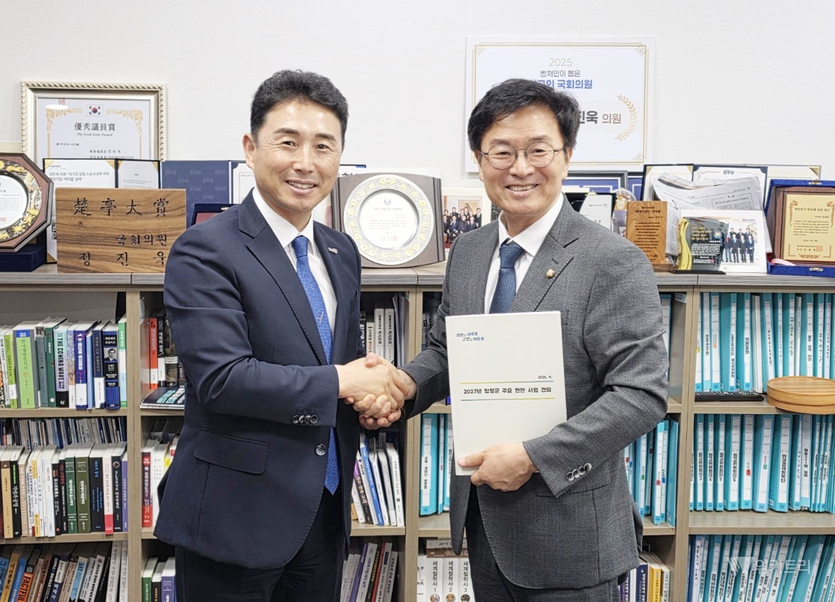 이남오 함평군수(왼쪽)가 7일부터 8일까지 이틀간 국회를 방문해 정진욱 국회의원을  만나 주요 현안 사업에 대한 정부와 국회 차원의 지원을 요청을 하고 기념촬영을 하고 있다./함평군