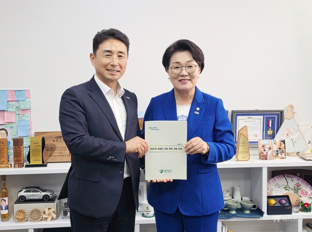 이남오 함평군수(왼쪽)가 7일부터 8일까지 이틀간 국회를 방문해 권향엽 국회의원을  만나 주요 현안 사업에 대한 정부와 국회 차원의 지원을 요청을 하고 기념촬영을 하고 있다./함평군
