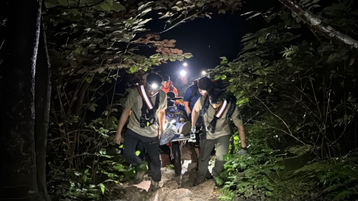 지난 23일 설악산 출입 금지 구역에서 부상을 입은 40대 등산객을 국립공원 특수산악구조대와 119구조대로 구성된 합동구조대가 들것으로 옮기고 있다. / 설악산국립공원사무소 제공