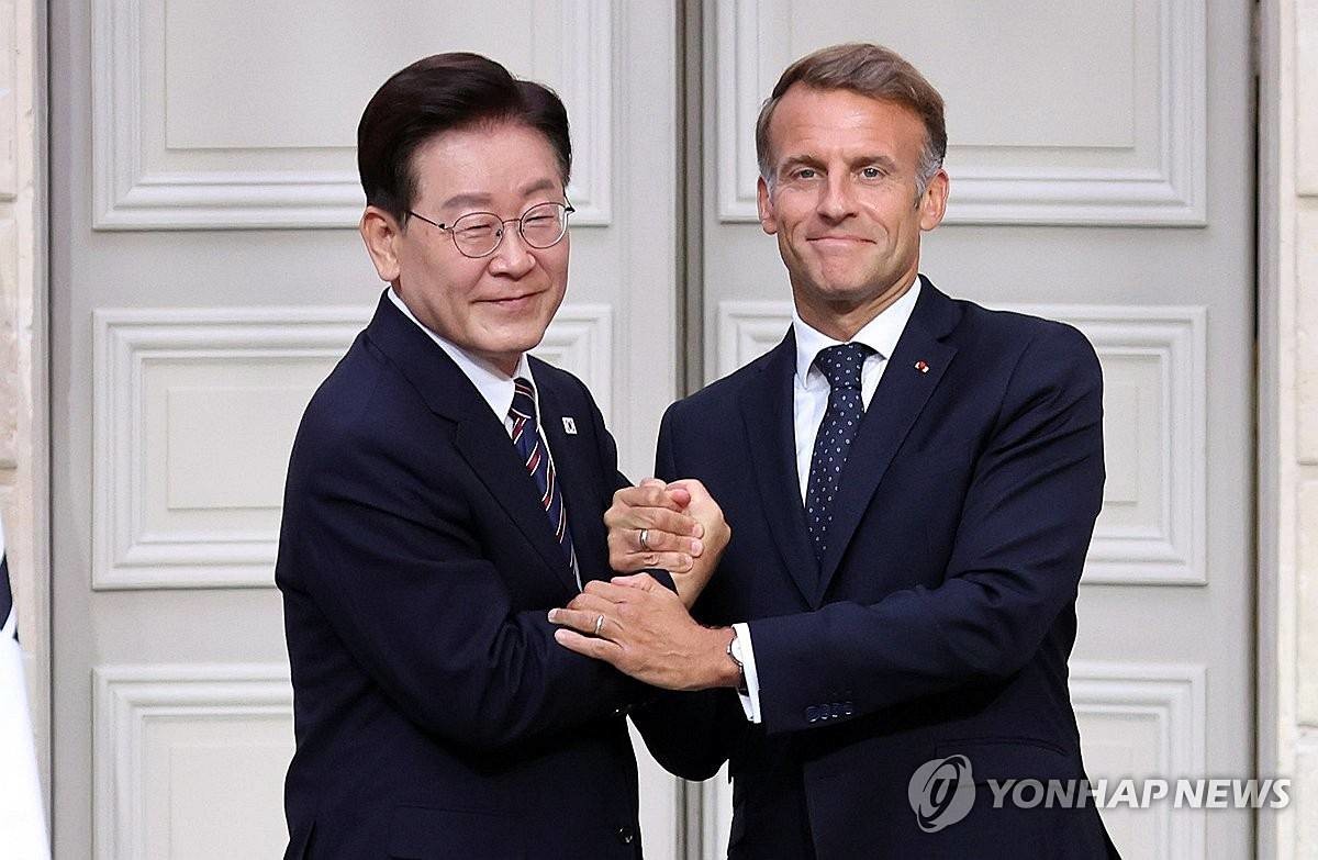이재명 대통령과 에마뉘엘 마크롱 프랑스 대통령이 8일(현지시간) 파리 엘리제궁에서 공동언론발표 후 인사하고 있다 / 연합뉴스