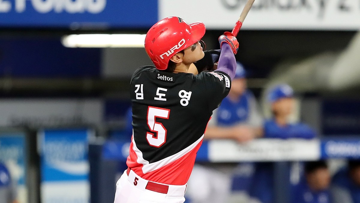 8일 오후 대구 삼성라이온즈파크에서 열린 프로야구 '2026 신한은행 SOL KBO리그' KIA 타이거즈와 삼성 라이온즈의 경기, 6회초 선두타자로 나온 KIA 김도영이 삼성 사토시의 초구를 노려 좌월 솔로홈런이자 시즌 40호 홈런을 쏘아올리고 있다. / 뉴스1