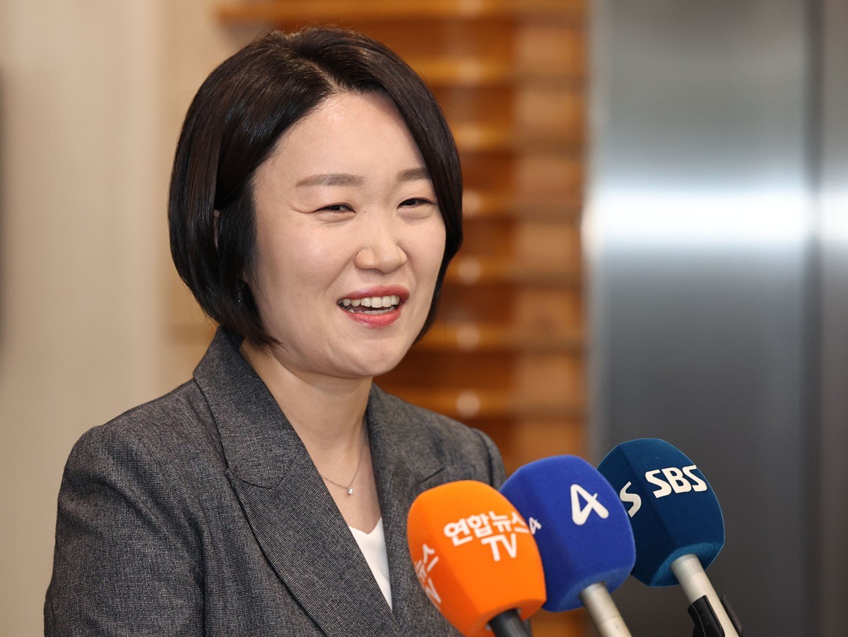 이소영 중소벤처기업부 장관 후보자가 8일 서울 영등포구 소상공인연합회에서 차담회를 마친 뒤 취재진의 질문에 답하고 있다. 기사 이해를 돕기 위한 자료 사진. 이소영 장관 후보자가 자신의 '비거주 1주택' 아파트를 전세로 임대하며 10년간 약 7억원의 장부상 이익을 얻었다고 국민의힘 최수진 의원이 9일 주장했다. 최수진 의원이 분석한 이소영 후보자 재산 신고 내역 등에 따르면 이소영 후보자는 2016년 2월 채권 최고액 1억 8000만 원의 대출을 끼고 서울 홍제동 아파트를 4억 9000만 원에 구입했다. / 뉴스1