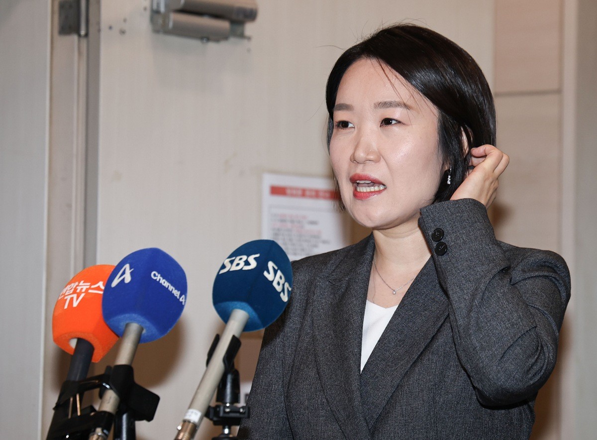 이소영 중소벤처기업부 장관 후보자가 8일 서울 영등포구 소상공인연합회에서 차담회를 마친 뒤 취재진의 질문에 답하고 있다. 기사 이해를 돕기 위한 자료 사진. 이소영 장관 후보자가 자신의 '비거주 1주택' 아파트를 전세로 임대하며 10년간 약 7억원의 장부상 이익을 얻었다고 국민의힘 최수진 의원이 9일 주장했다. 최수진 의원이 분석한 이소영 후보자 재산 신고 내역 등에 따르면 이소영 후보자는 2016년 2월 채권 최고액 1억 8000만 원의 대출을 끼고 서울 홍제동 아파트를 4억 9000만 원에 구입했다. 이와 관련해 최수진 의원은 '정부·여당이 평소 강조해온 무주택 실수요자 보호·비거주 주택 규제 원칙이 장관 후보자에게도 동일하게 적용되는지, 인사청문회에서 명확히 답해야 할 것'이라고 말했다. / 뉴스1