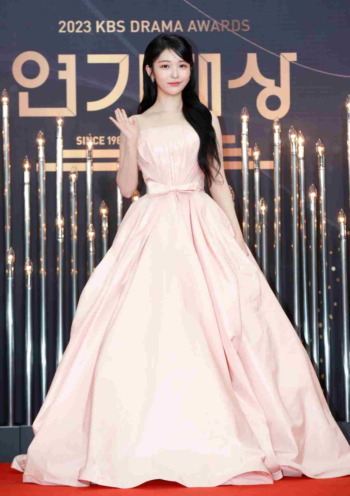 배우 홍승희가 31일 오후 서울 영등포구 KBS 신관에서 진행된 ‘2023 KBS 연기대상’ 레드카펫 행사에서 포즈를 취하고 있다. / 뉴스1