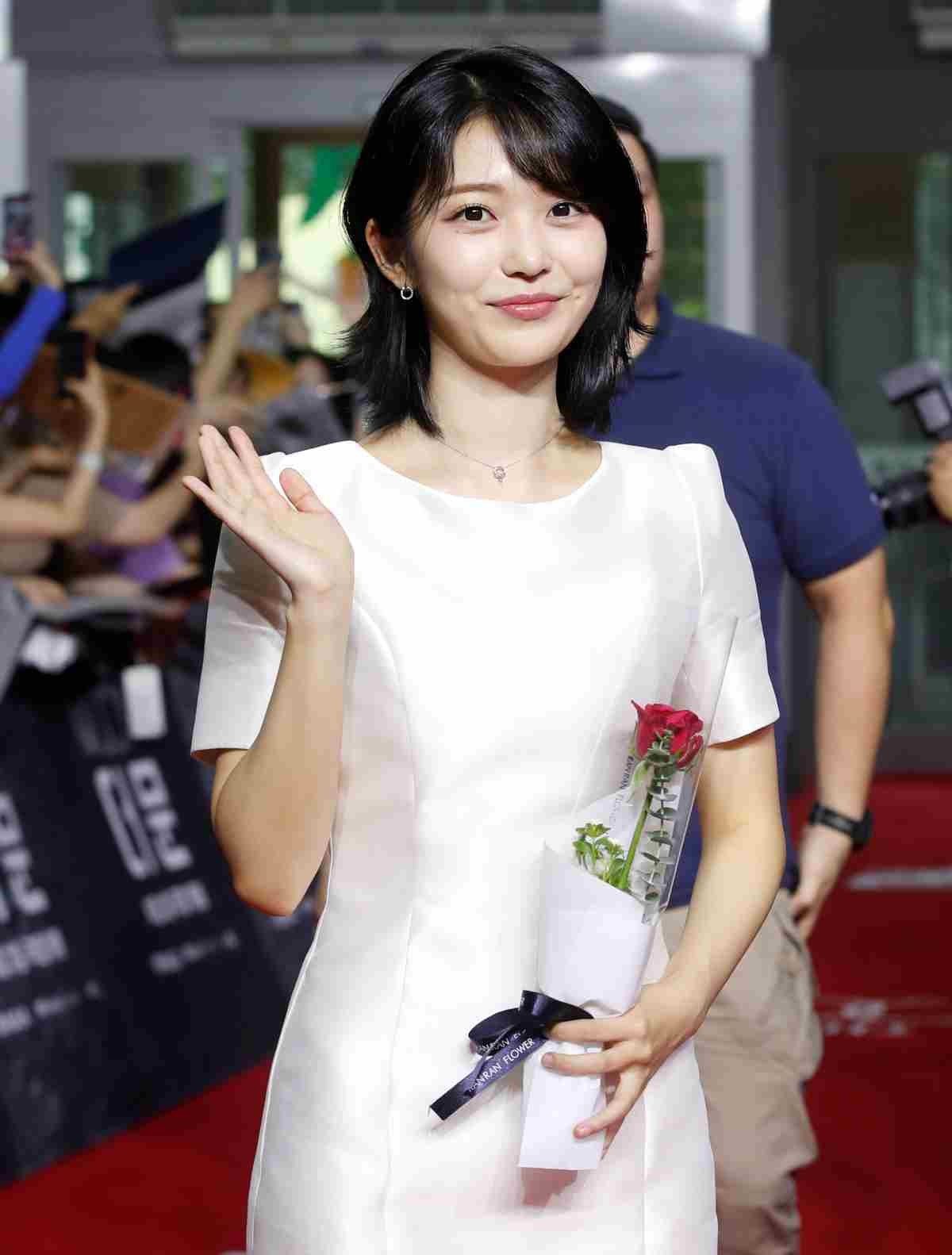 배우 홍승희가 2023년 서울 영등포구 타임스퀘어에서 열린 영화 '더 문' 쇼케이스에서 팬과 즐거운 시간을 보내고 있다. / 뉴스1