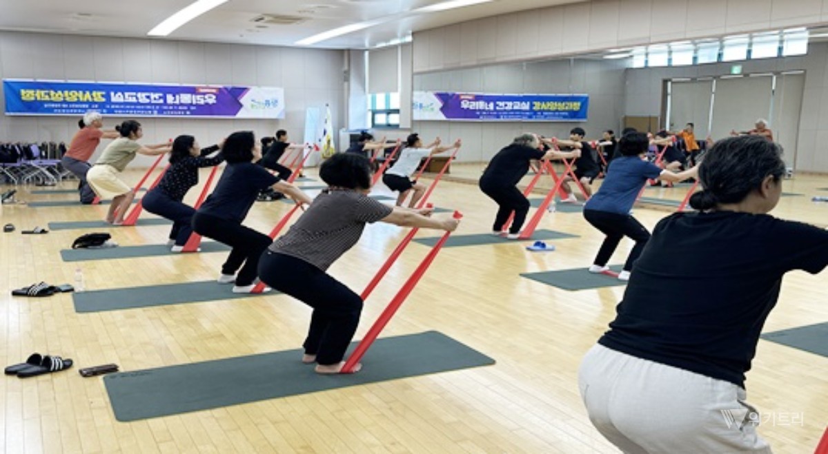동신대학교 앵커사업단 산하 전남동반성장협업센터(센터장 조지현)는 장흥군보건소와 긴밀하게 손을 맞잡고 추진한 ‘노년층 건강증진을 위한 마을건강리더 양성 프로그램’이 지역 주민들의 뜨거운 호응 속에 성공적으로 마무리되어 총 14명의 정예 마을건강리더를 배출했다. / 동신대