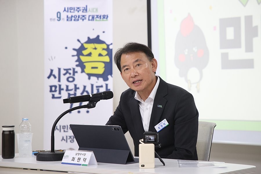 최현덕 시장이 ‘시장 좀 만납시다’에서 주민들과 소통하고 있다