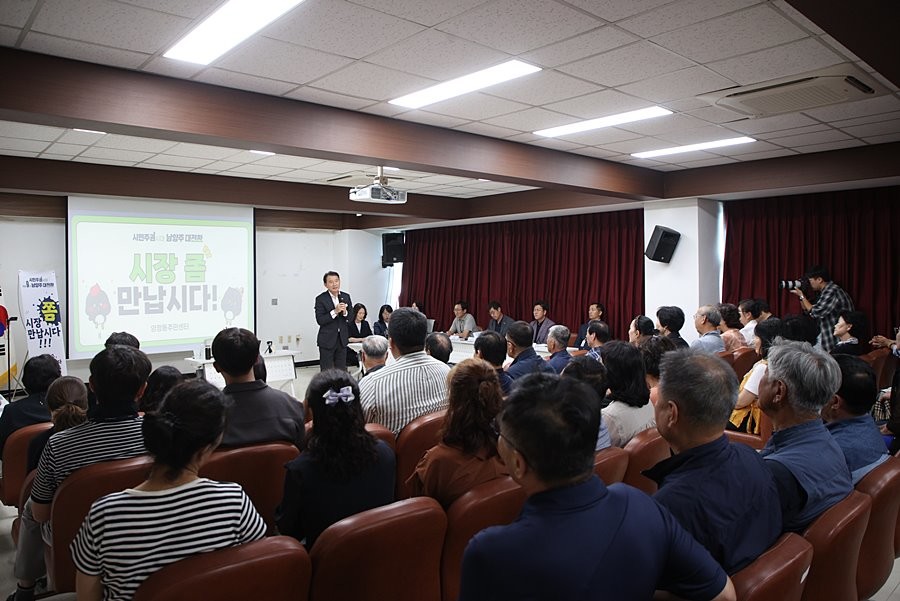 최현덕 남양주시장이 8일 양정동 주민들과 ‘시장 좀 만납시다’를 열고 지역 현안과 생활 불편 사항에 대해 의견을 나누고 있다
