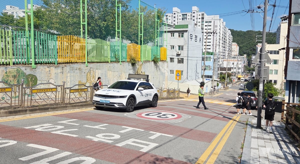 전남광주통합특별시 남구(구청장 김병내)가 이달부터 오는 11월까지 관내 어린이 보호구역 내 보행 환경을 획기적으로 개선하고 운전자들의 자발적인 안전 운전과 서행을 유도하기 위한 대규모 정비 공사를 본격적으로 추진한다. / 광주시 남구