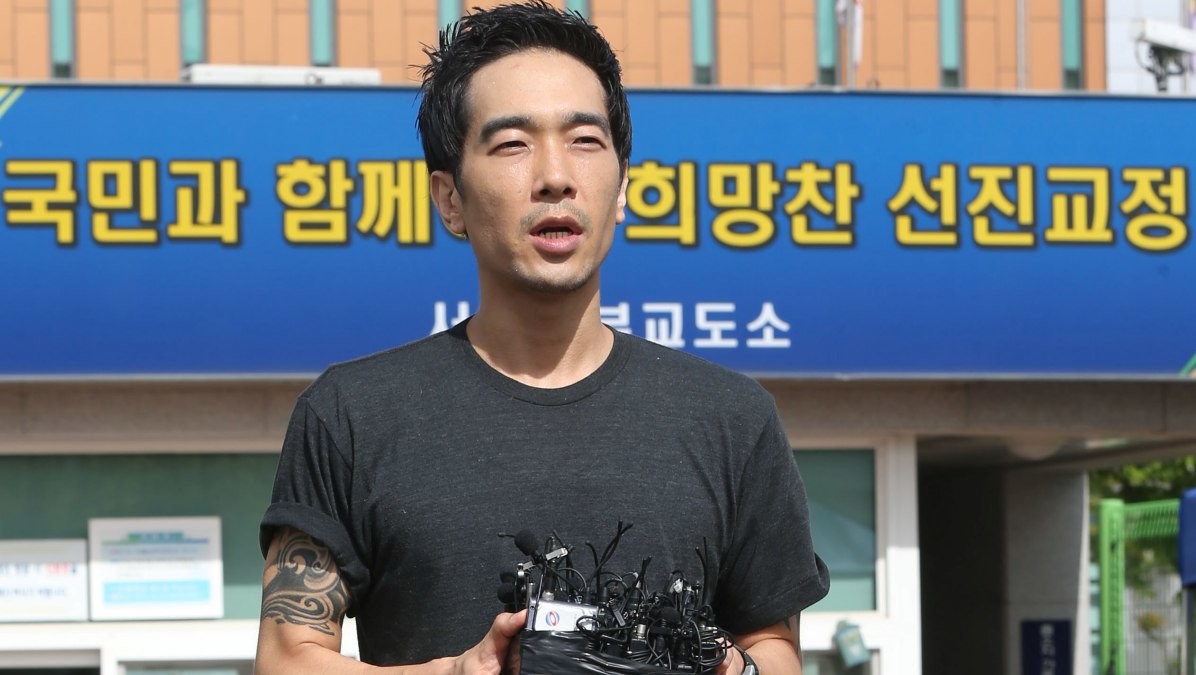 지난 2015년 미성년자 성폭행 및 성추행 혐의로 구속된 그룹 룰라 출신 고영욱이 10일 오전 구로구 천왕동 서울남부교도소에서 복역을 마친 뒤 만기 출소해 취재진과 인터뷰 하고 있다 / 뉴스1