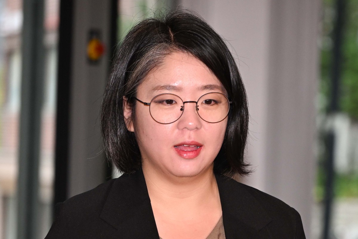 용혜인 성평등가족부 장관 후보자가 9일 서울 서대문구 한국청소년활동진흥원에 마련된 인사청문회 준비 사무실로 출근하고 있는 모습 / 뉴스1