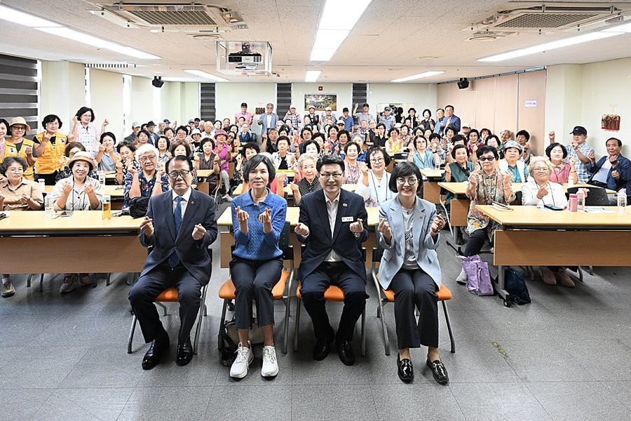 김원기 의정부시장이 9월 8일 대한노인회 의정부시지회 부설 노인대학에서 ‘어르신과 함께 그리는 의정부’를 주제로 특강을 진행한 뒤 어르신들과 기념촬영을 하고 있다