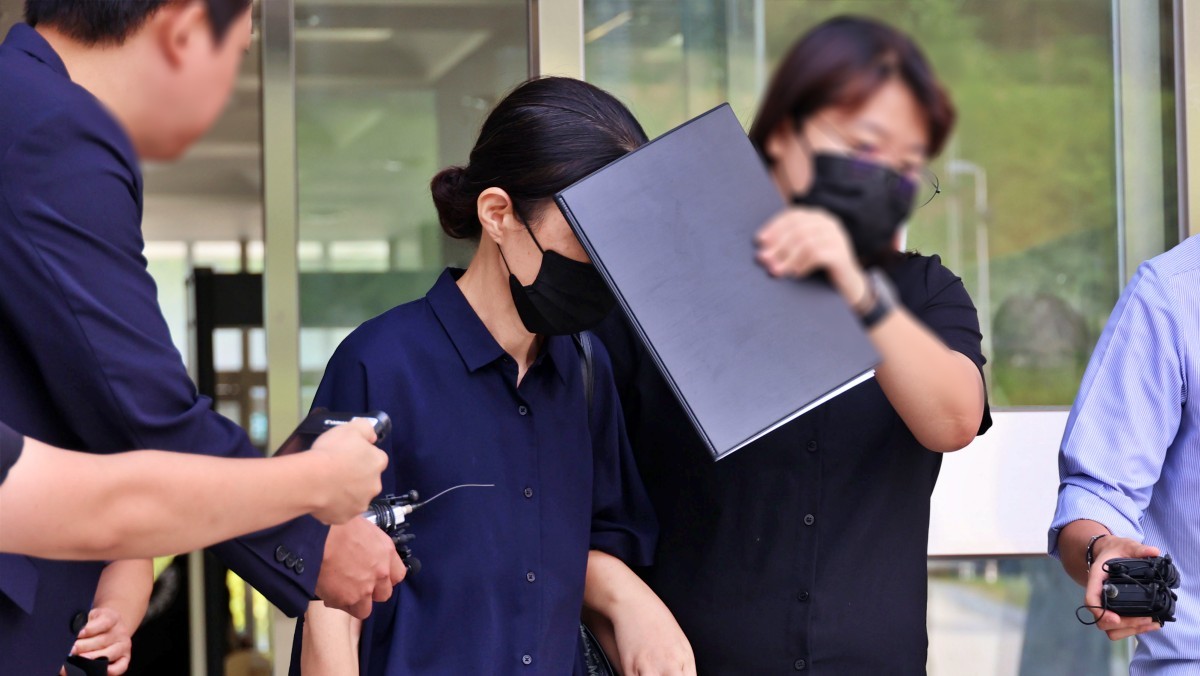 충남 천안의 한 교회에서 생활하던 11세 외손자를 학대해 숨지게 한 혐의(아동학대치사)를 받는 외조모가 11일 오전 구속 전 피의자 심문(영장실질심사)을 받기 위해 대전지법 천안지원으로 들어서고 있다. 2026.8.11 / 연합뉴스