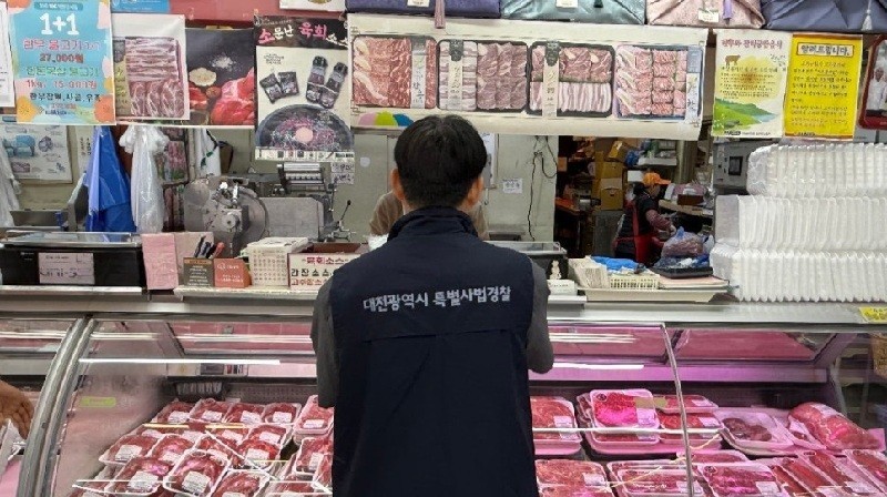 대전시 특별사법경찰이 추석을 앞두고 전통시장 내 농축산물 판매업소를 찾아 원산지 표시 실태를 점검하고 있다./사진=대전시