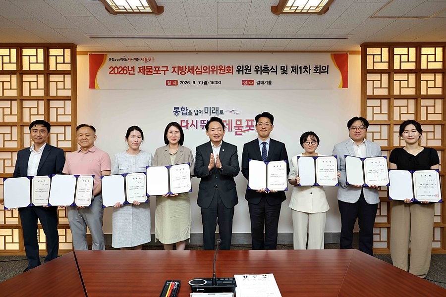김찬진 제물포구청장(가운데)