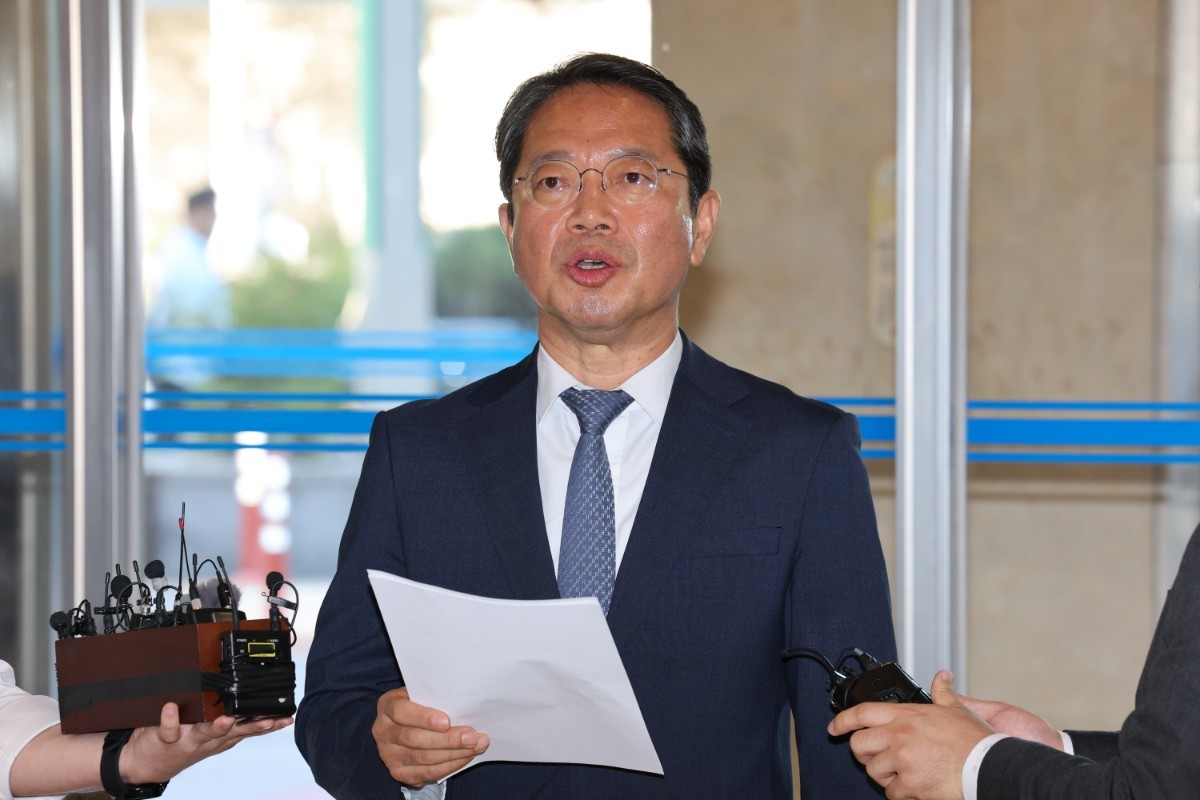 김승원 법무부 장관 후보자가 지난 7일 오전 서울 종로구 적선현대빌딩에 마련된 인사청문회 준비사무실로 출근하며 신약 승인 청탁 의혹 등과 관련한 취재진의 질문에 답하고 있다. / 뉴스1