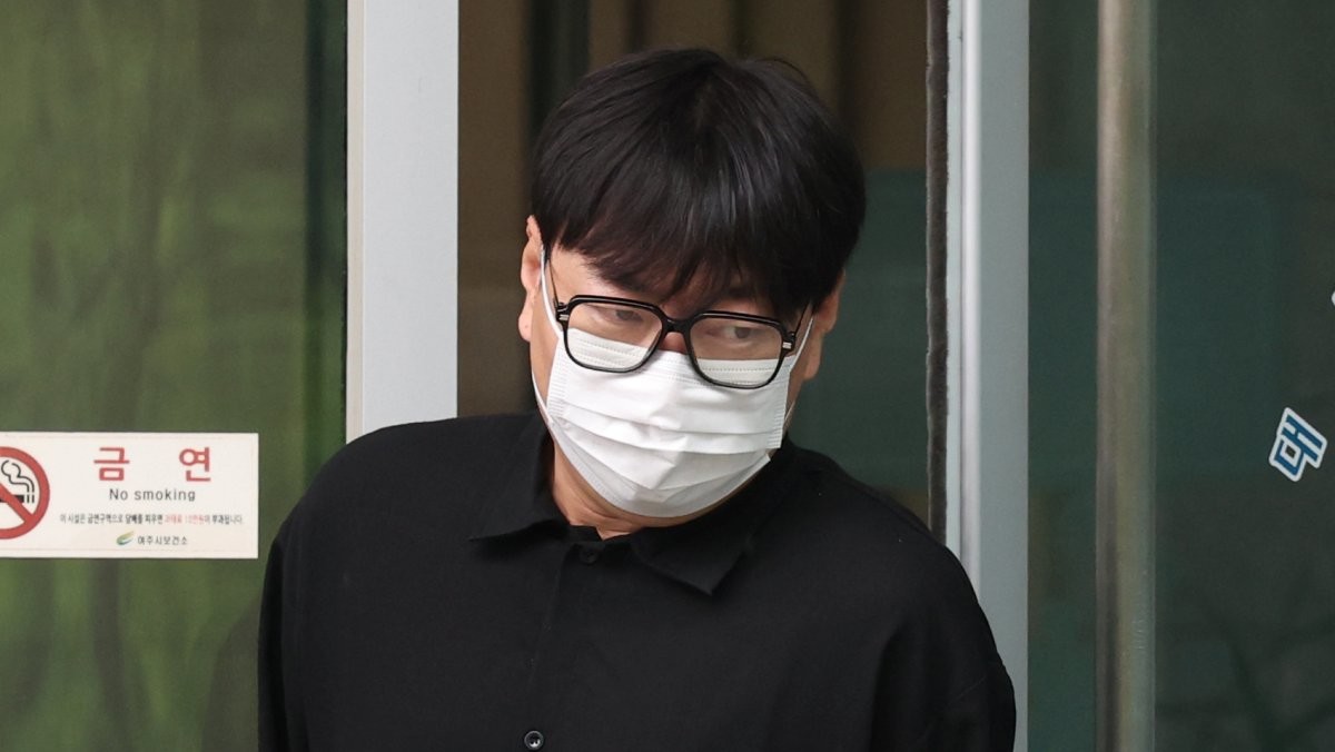 개그맨 이진호가 지난 1일 경기 여주시 수원지방법원 여주지원에서 열린 음주운전 및 불법도박 혐의 사건 1심 선고 공판에서 징역 1년 6개월에 집행유예 3년을 선고 받은 뒤 나오고 있는 모습. / 뉴스1