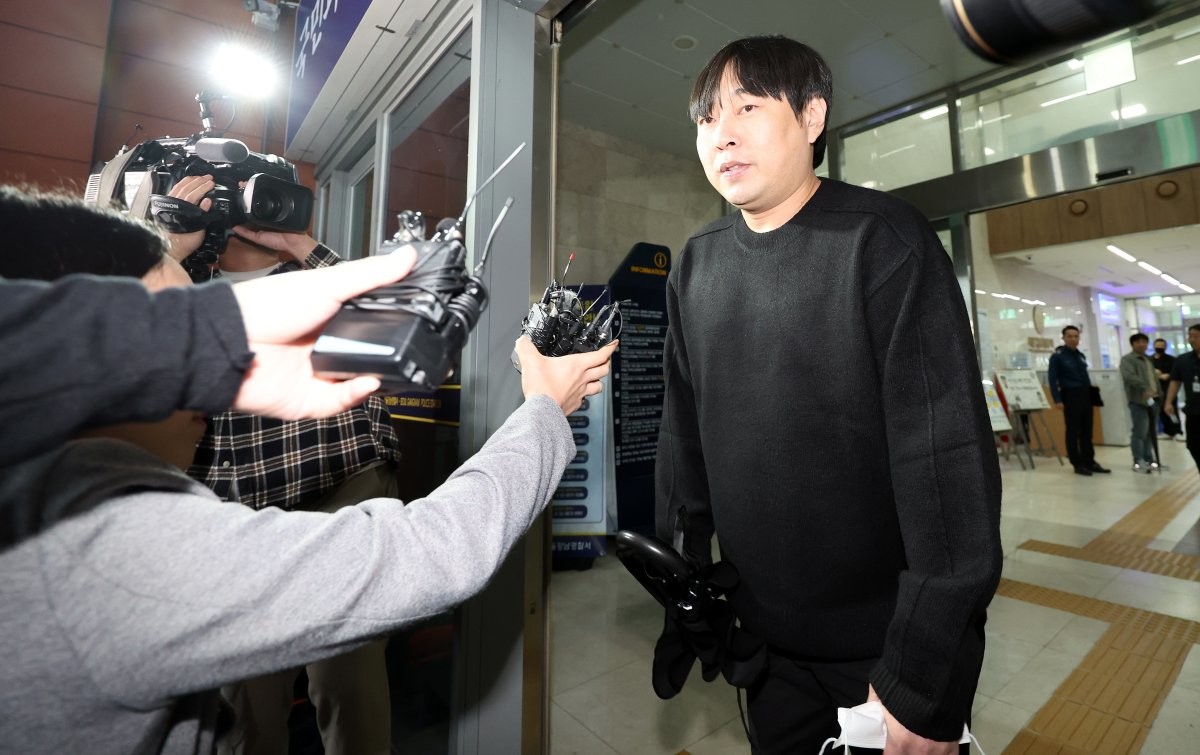개그맨 이진호가 2024년 10월 22일 오후 서울 강남경찰서에 피의자 신분으로 출석하며 질의를 받았던 모습. / 뉴스1