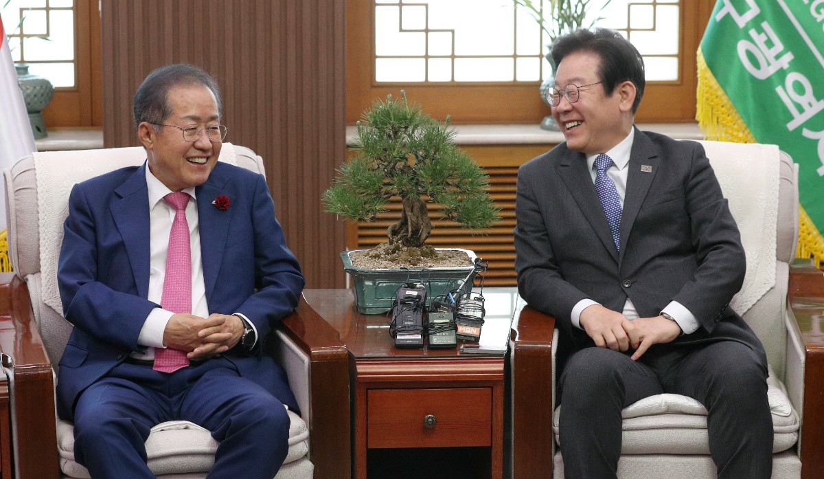 더불어민주당 대표 시절 이재명 대통령과 홍준표 당시 대구시장 / 뉴스1
