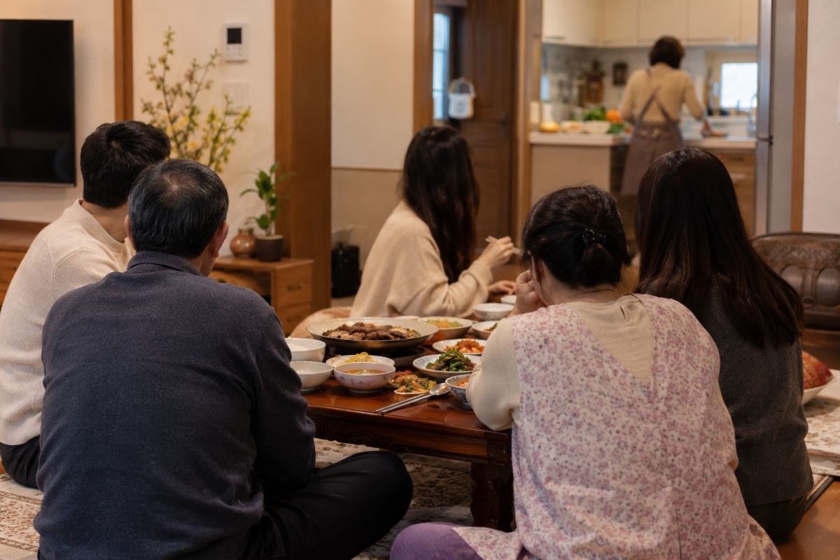 명절 모임 / 기사 내용을 바탕으로 제작한 AI 이미지