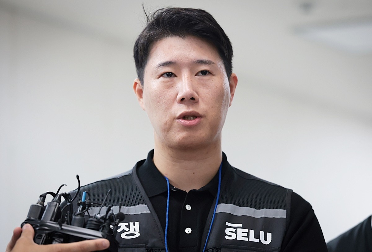 삼성그룹 초기업노동조합 삼성전자지부(초기업노조) 최승호 위원장 모습. 기사 이해를 돕기 위한 자료 사진. 삼성그룹 초기업노동조합 삼성지부(초기업노조)의 최승호 위원장이 본인의 장인 회사와 조끼 등 집회 준비 물품을 계약했다는 논란이 일고 있다. 이런 의혹과 관련해 최 위원장은 사실을 확인하면서도 '어떠한 금전적 이익도 없었다'라고 주장했다. 앞서 최근 삼성전자 내부에서는 최승호 위원장이 공동투쟁본부 당시 조끼 발주 계약 업체로 본인의 장인 회사와 계약했다는 의혹이 제기되며 가족 특혜 논란이 제기됐다. 이 과정에서 부당 이익을 취한 것이 아니냐는 지적도 제기됐다. / 뉴스1
