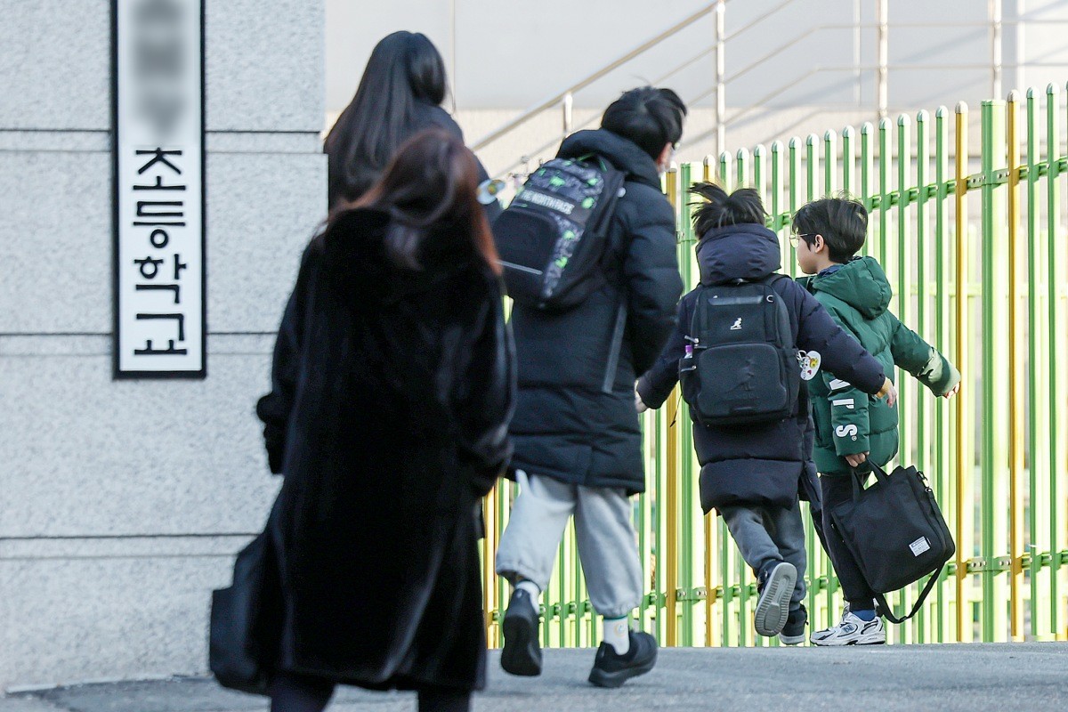 서울의 한 초등학교에서 학부모들이 자녀의 등교를 배웅하고 있다. 기사의 이해를 돕기 위한 사진 / 뉴스1