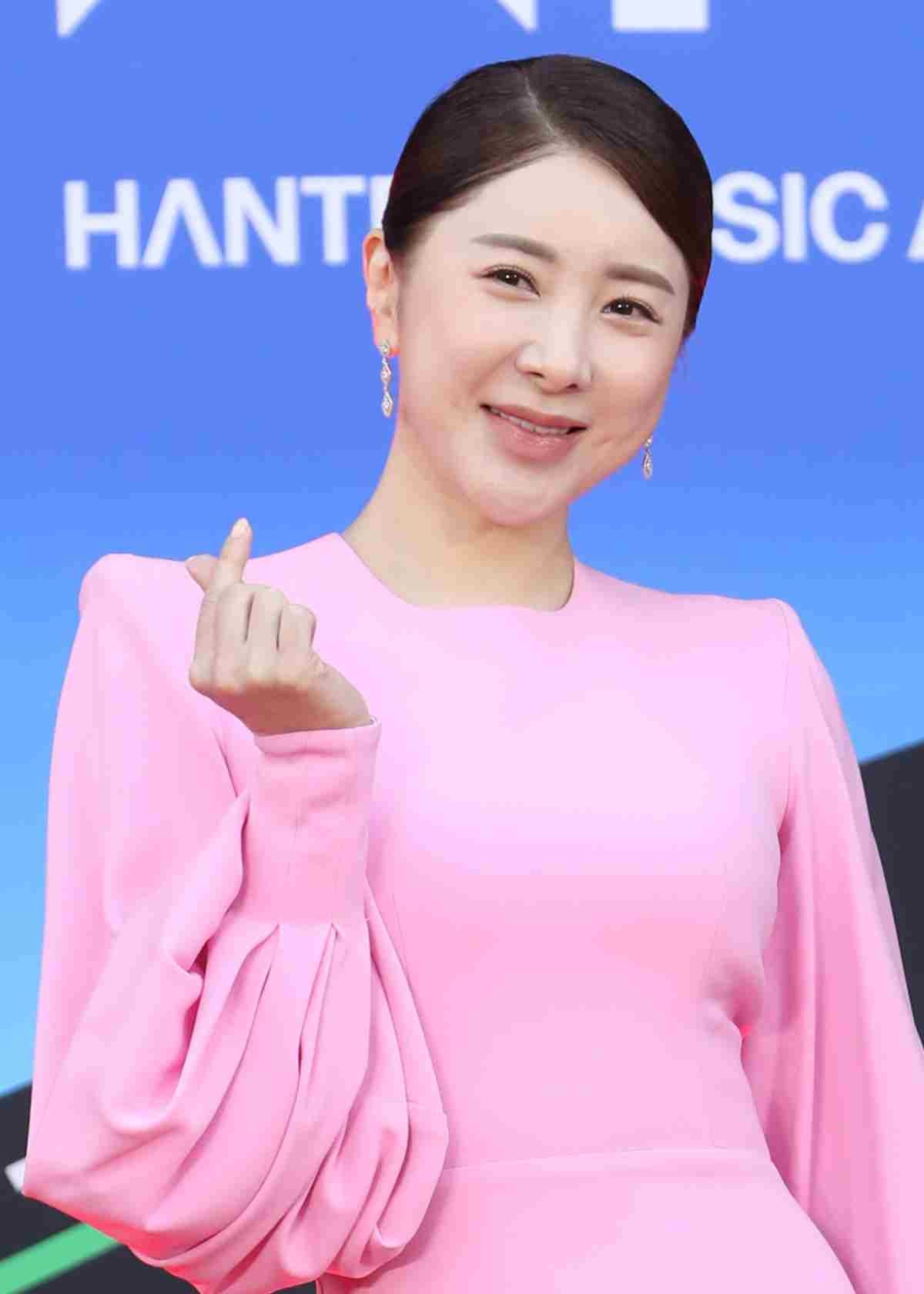 가수 서인영이 2023년 서울 송파구 잠실실내체육관에서 열린 '30주년 한터뮤직어워즈 2022'에서 포즈를 취하고 있다. / 뉴스1