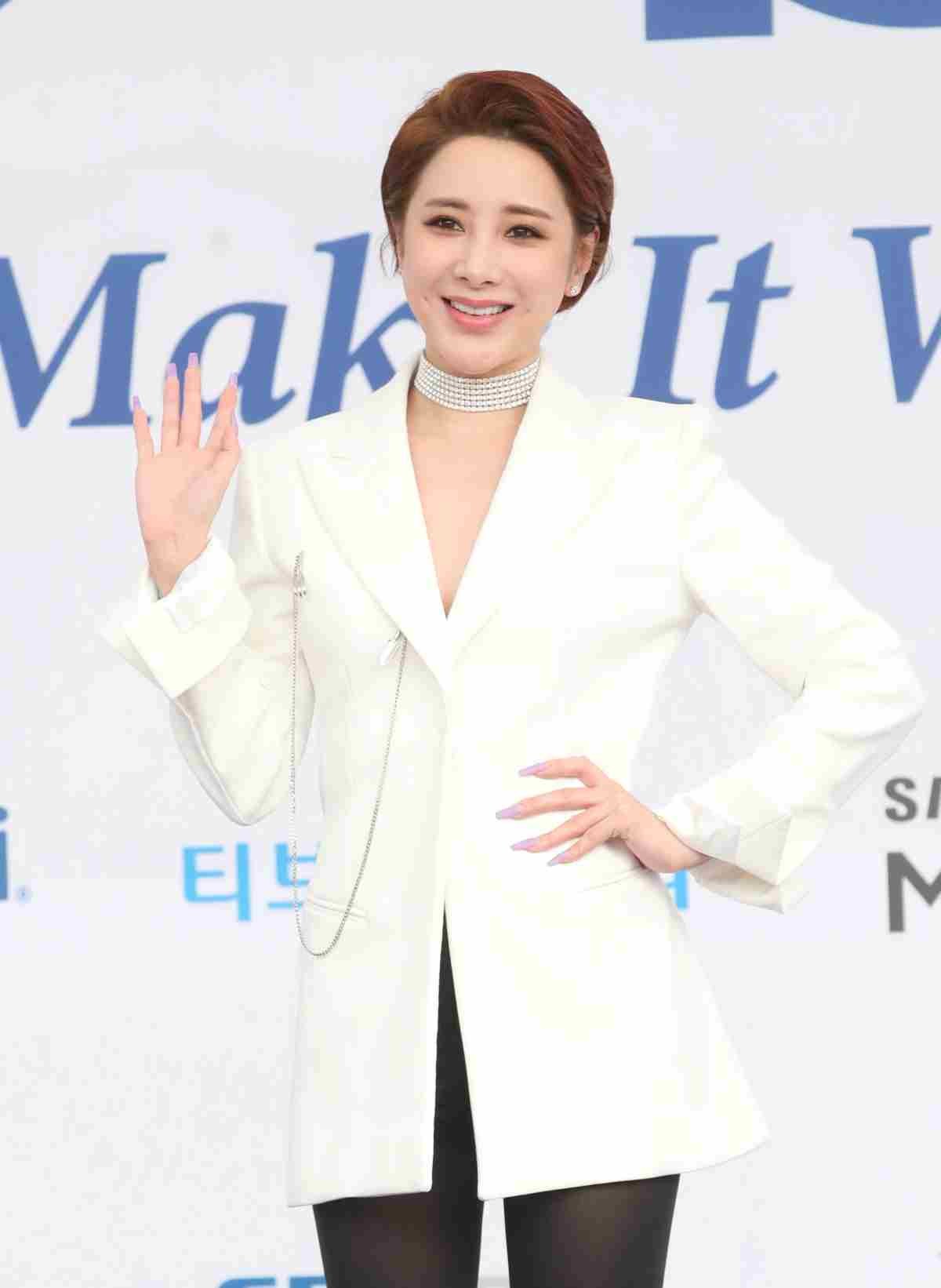 가수 서인영 2018년 서울 올림픽공원 체조경기장에서 열린 ‘2018 소리바다 베스트 K-뮤직 어워즈(SOBA)’ 블루카펫 행사에 참석해 포즈를 취하고 있다. / 뉴스1