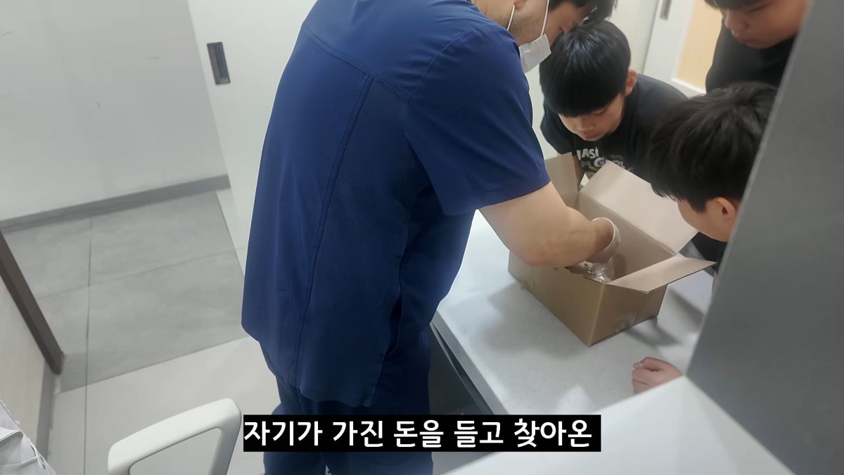 ‘초등학생 3명이 빵 봉지에 동물을 구조해 동물병원에 왔습니다’란 제목으로 김포 동행동물병원 유튜브 채널 ‘동동행행’에 올라온 영상.