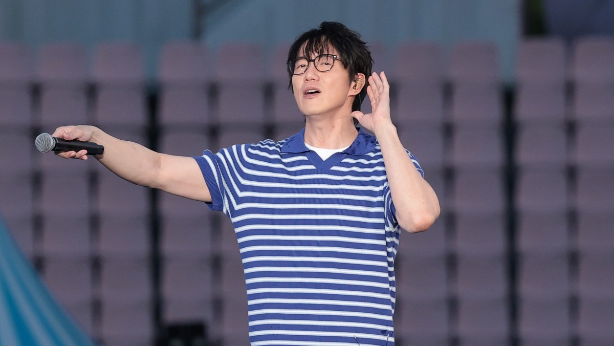 가수 성시경이 지난달 6월 27일 오후 의정부종합운동장에서 열린 '싸이흠뻑쇼 서머스웨그2026'에서 화려한 무대를 선보이고 있는 모습. / 뉴스1