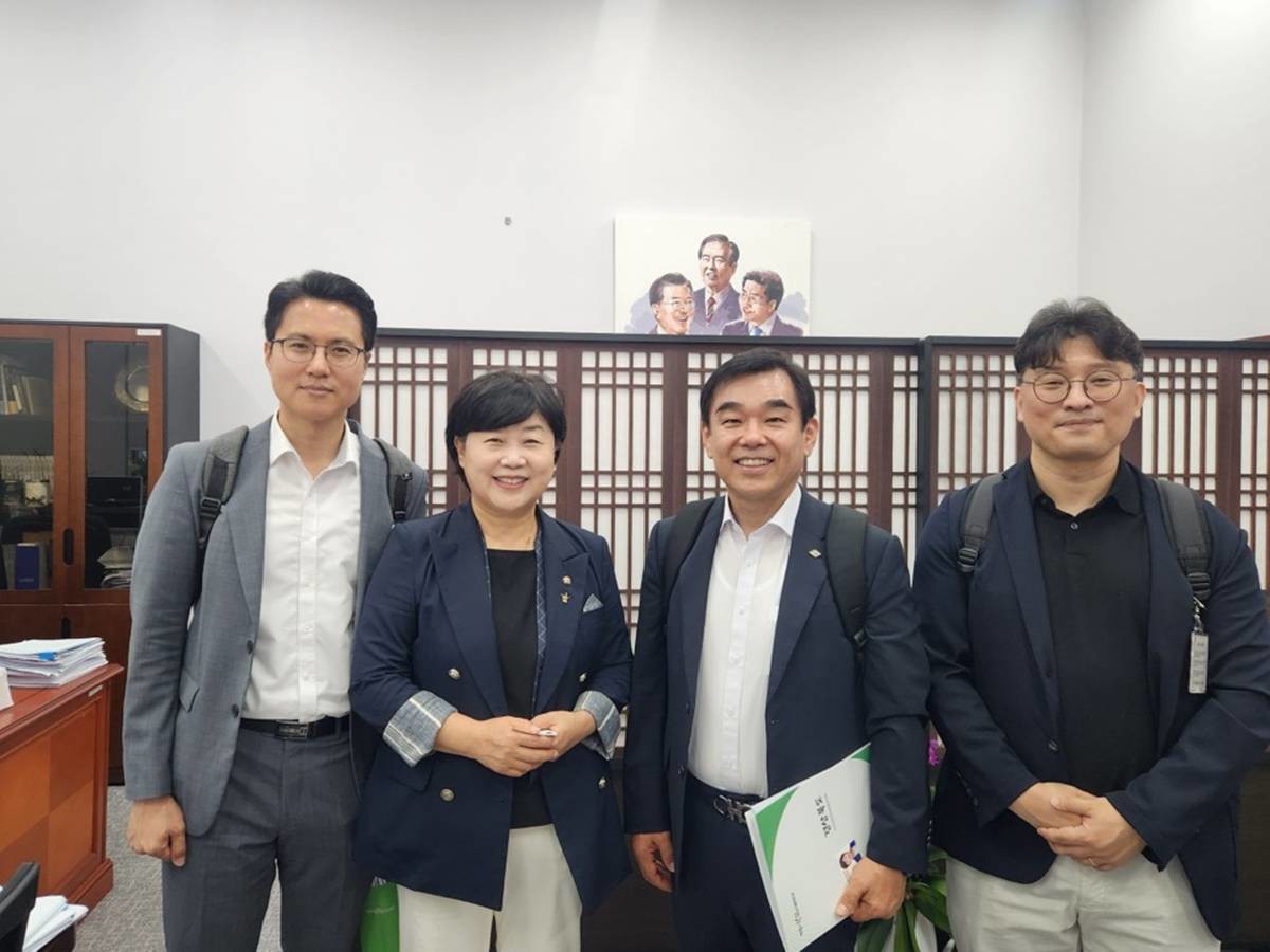 이상수 경상북도 지방정부전략국장은 9월 8일 국회를 찾아 서영교 법제사법위원장을 만나 법사위에 계류 중인 '대구경북 행정통합 특별법'의 조속한 심사와 통과를 건의했다./경북도