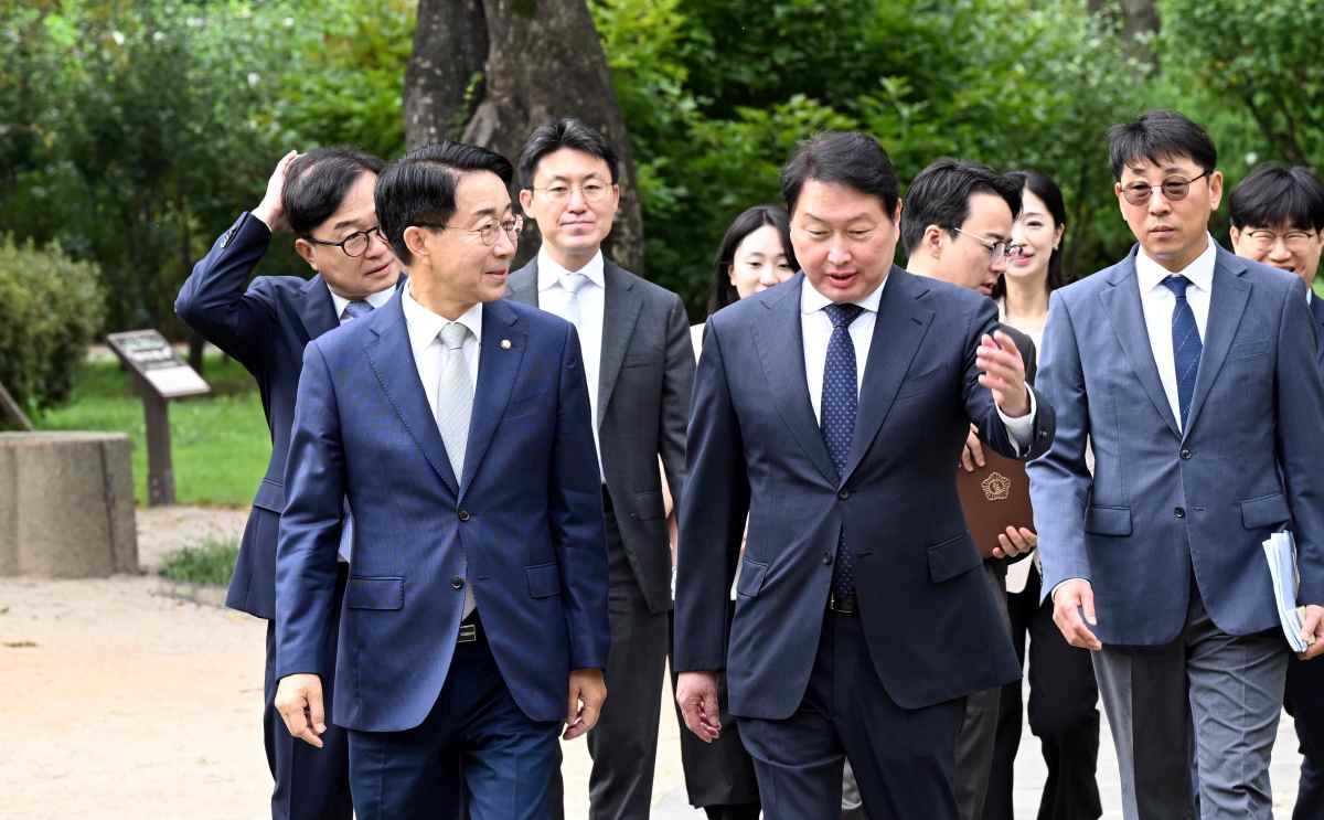 조정식 국회의장(왼쪽)과 최태원 대한상공회의소 회장이 9일 서울 여의도 국회 사랑재에서 열린 '국회 경제대도약위원회 출범식'에 참석하고 있다. / 뉴스1