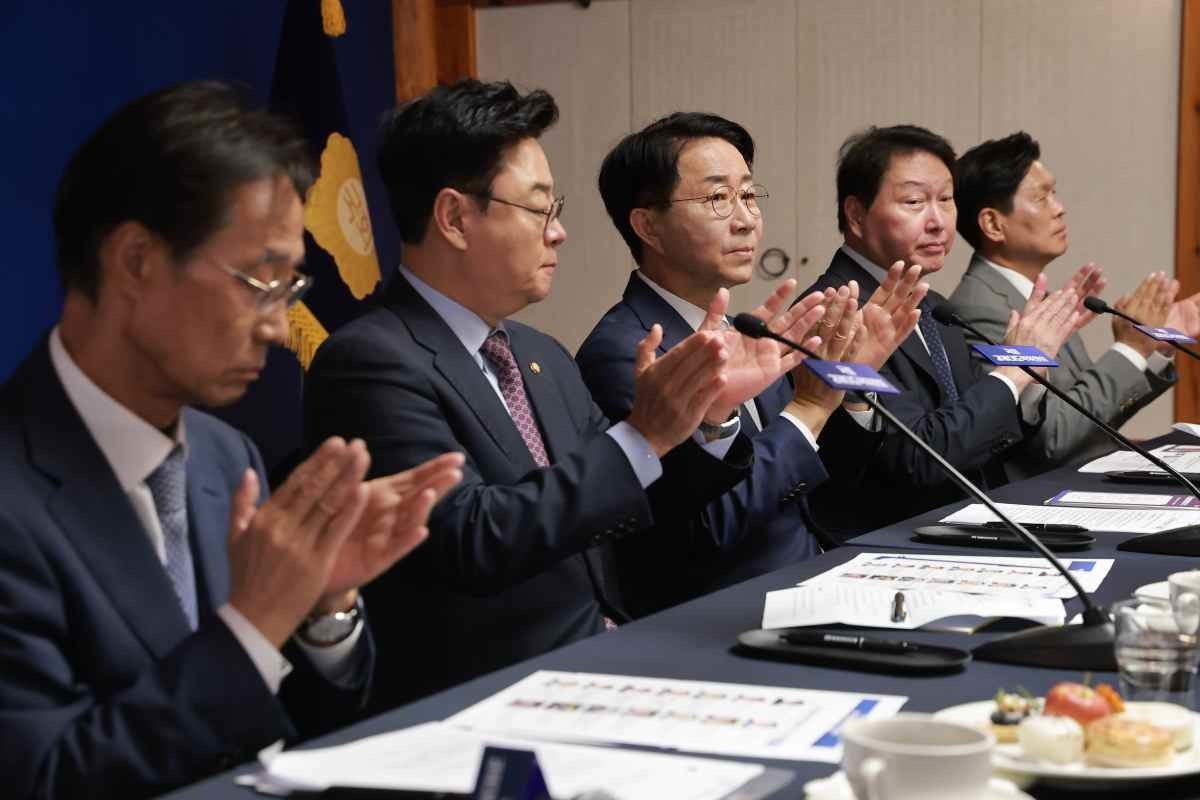 조정식 국회의장과 최태원 대한상공회의소 회장이 9일 서울 여의도 국회 사랑재에서 열린 경제대도약위원회 출범식에서 박수치고 있다. / 뉴스1