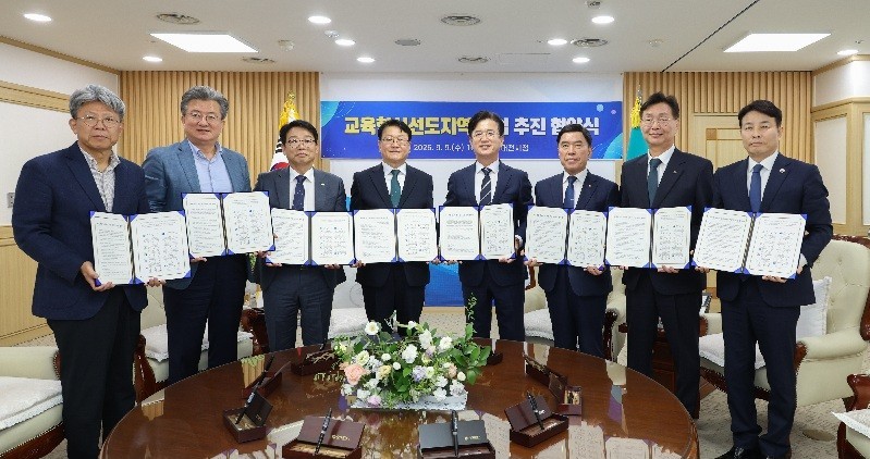 오석진 대전교육감(왼쪽 네 번째)이 대전시와 5개 자치구, 교육지원청, 지역 교육·산업계 관계자들과 9일 ‘교육혁신선도지역’ 사업 추진을 위한 업무협약을 체결하고 기념촬영을 하고 있다. /사진=대전교육청