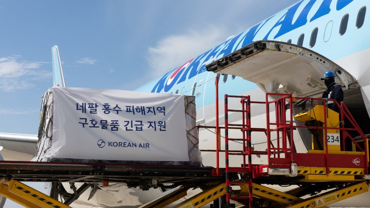 지난 8일 KE695편에 대한항공에서 마련한 긴급 구호물품인 생수와 담요가 탑재되는 모습. / 한진그룹 제공