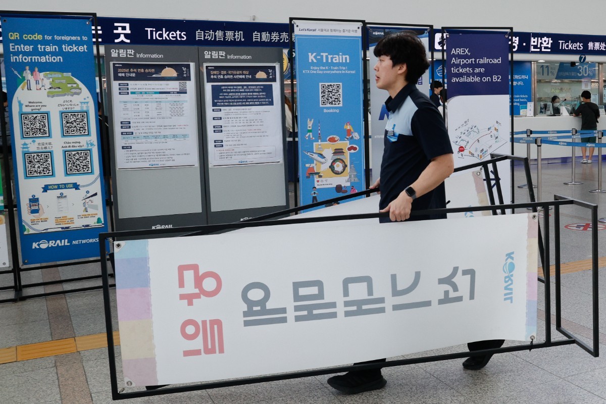 추석 연휴 승차권 예매 준비로 분주한 서울역 전경 / 뉴스1