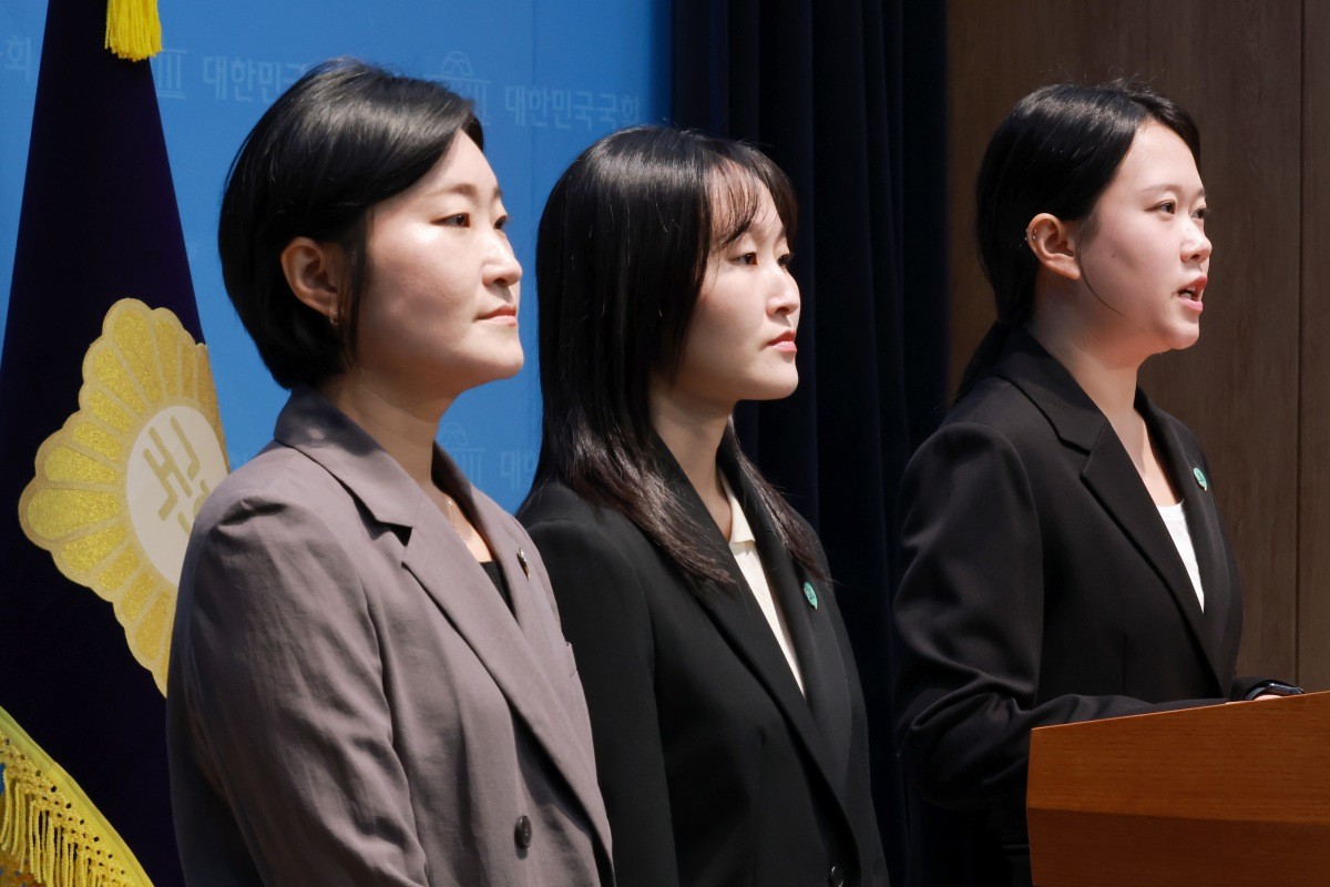 기본소득당 대변인인 노서영 최고위원(가운데), 신지혜(왼쪽)·김진서 최고위원이 9일 국회 소통관에서 용혜인 성평등가족부 장관 후보자, 기본소득당과 관련한 논란에 관해 당 입장을 설명하고 있다. 2026.9.9 / 연합뉴스