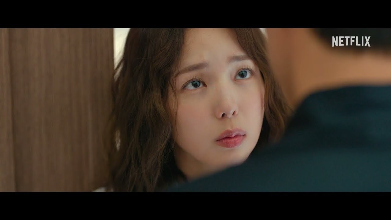 ‘스킨십 계약’으로 시작되는 로맨스 / 드라마 '나를 충전해줘' 티저 예고편 화면 (영상=넷플릭스 코리아)